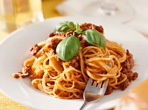 Спагетти с Василия гарнир в мясной соус — стоковое фото
