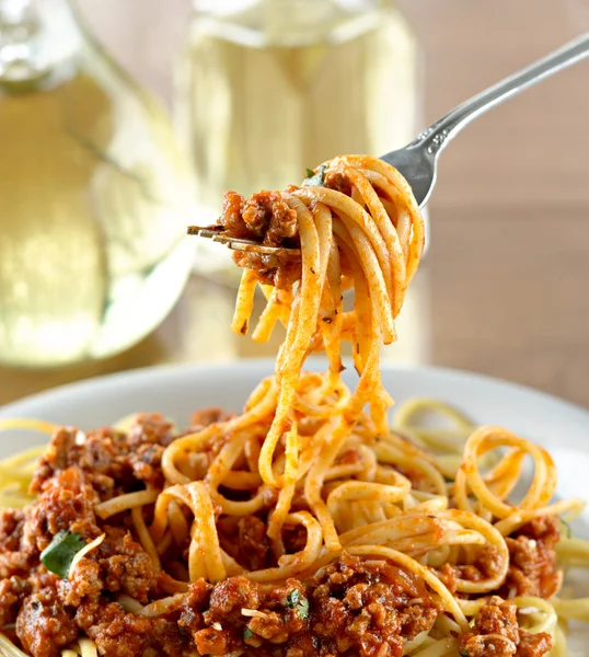 Спагетти, висит на развилке на ужин — стоковое фото
