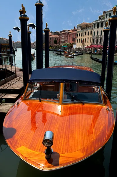 Деревянные лодки припаркованные на Гранд-канал в Венеции - Италия Стоковая Картинка