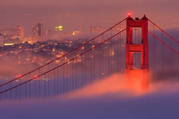 Сан-Франциско мост Золотые Ворота в тумане — стоковое фото