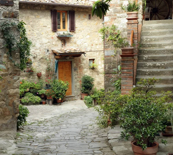 Двор в тосканской деревне — стоковое фото