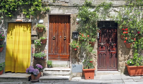 Деревенском передних дверей в Тоскане — стоковое фото