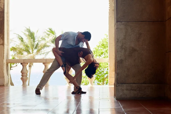 Латинской Америки мужчина и женщина танцует — стоковое фото