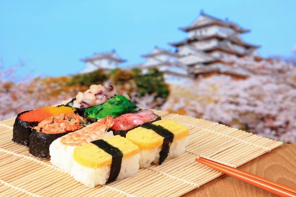 Вкусные Японии суши с замок в японском стиле — стоковое фото