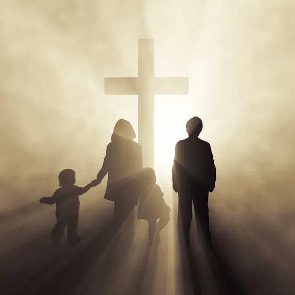 Христианская семья перед крестом — стоковое фото