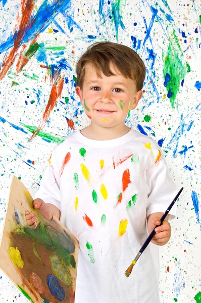 Маленький ребенок, играя с росписью — стоковое фото