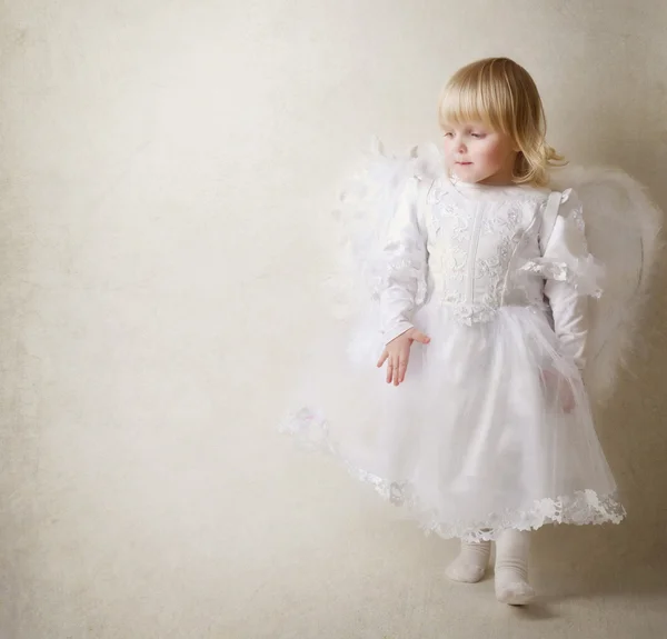 Девочка в платье Ангел — стоковое фото