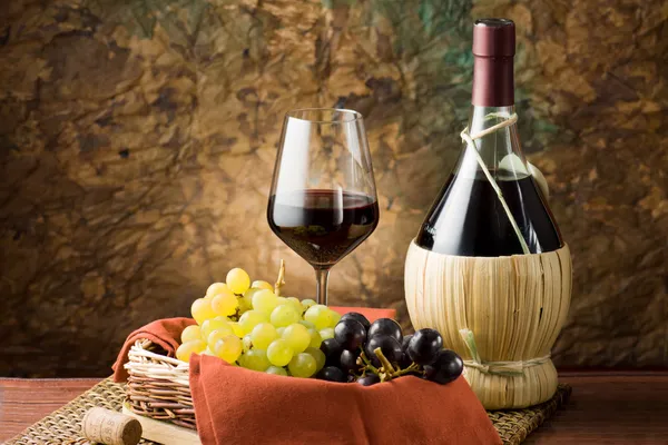 Виноград, бутылка и бокал вина — стоковое фото