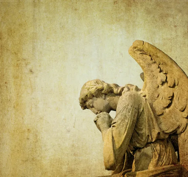 Статуя ангела камень херувимов на кладбище в Лондоне, Англия Лицензионные Стоковые Изображения