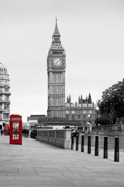 Красный телефон в Лондоне и Биг-Бен, в черно-белом Стоковое Изображение