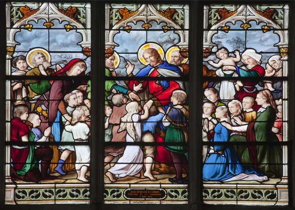 Париж - оконное стекло от готической церкви Saint Severin - Иисус с детьми — стоковое фото
