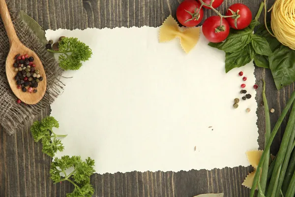 Бумага для рецептов овощи и специи на деревянный стол — стоковое фото