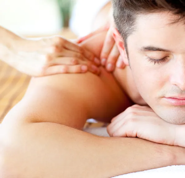 Макро привлекательный человек имеющих массаж спины — стоковое фото