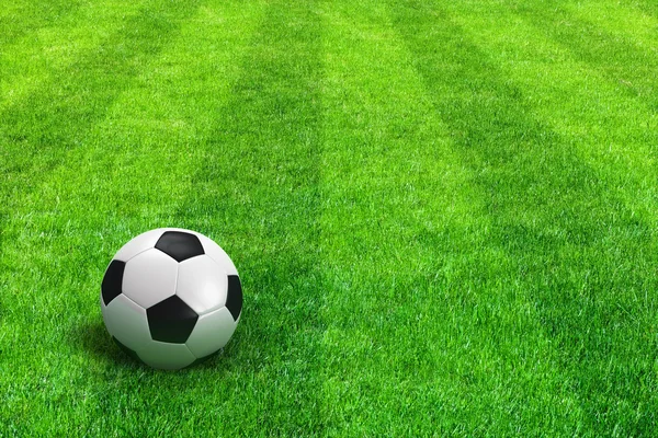 Зеленый Полосатый футбольное поле с футбольным мячом Стоковая Картинка