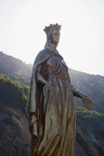 Статуя Девы Марии Золотой — стоковое фото
