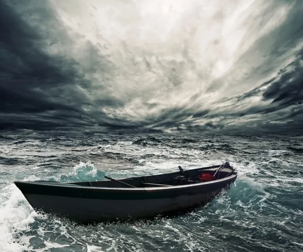 Заброшенная лодка в бурном море Лицензионные Стоковые Фото