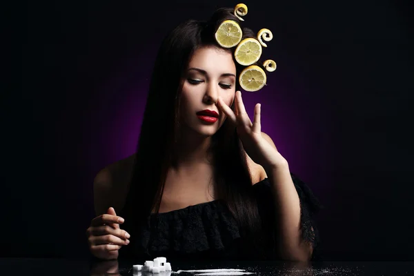 Сексуальная женщина с лимоны в прическу Лицензионные Стоковые Изображения
