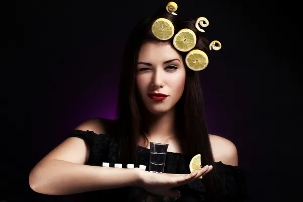 Сексуальная женщина с лимоны в прическу Стоковое Изображение