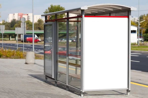 Чистый рекламный щит на автобусной остановке — стоковое фото