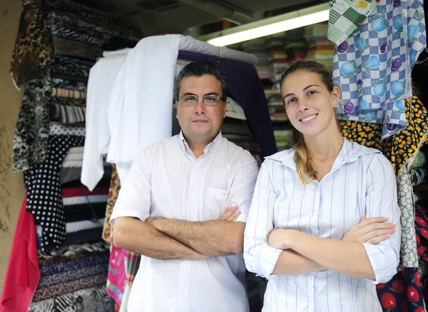 Семейный бизнес партнеры владельцев магазина ткани — стоковое фото