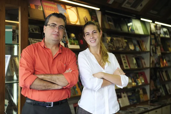 Семейный бизнес партнеры владельцы небольшой книжный магазин — стоковое фото