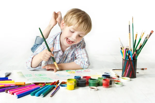 Счастливый ребенок, рисование кистью разноцветные краски — стоковое фото