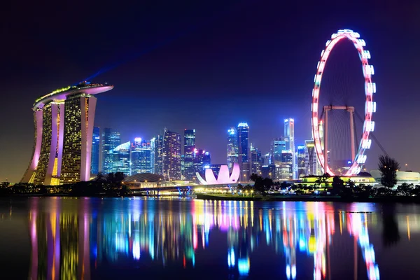 Горизонт города Сингапура ночью — стоковое фото