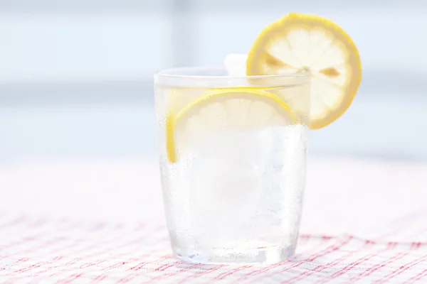 Вода с лимоном и извести в стакан со льдом Лицензионные Стоковые Фото