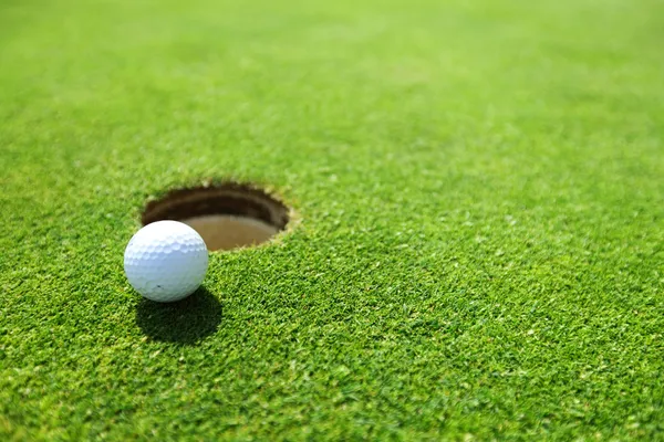 Мяч для гольфа на губе Кубок — стоковое фото
