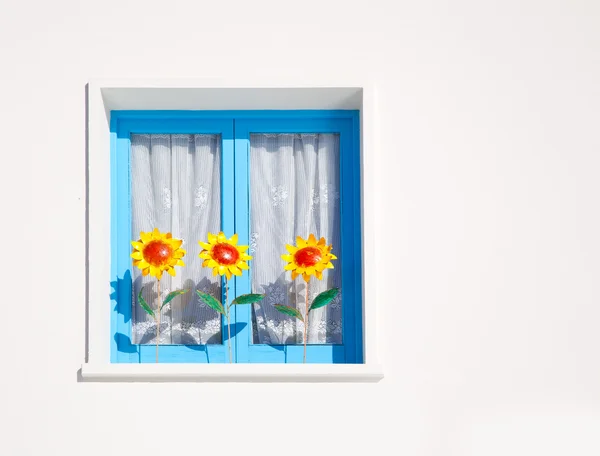 Балеарские синий окно с тремя Подсолнухи — стоковое фото