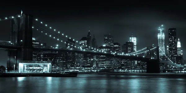Манхэттенский горизонт ночью от парка Бруклинского моста — стоковое фото