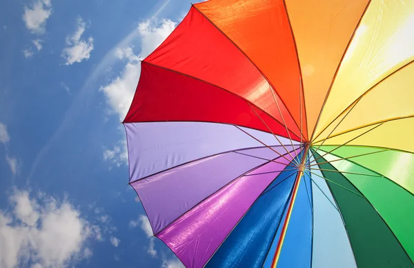 Зонт радуга на фоне неба — стоковое фото