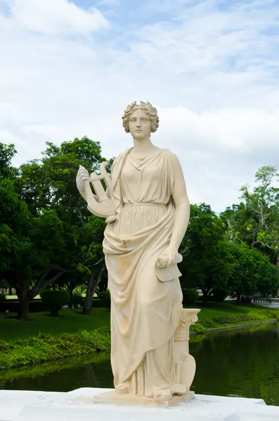 Древние мраморная статуя женщины — стоковое фото