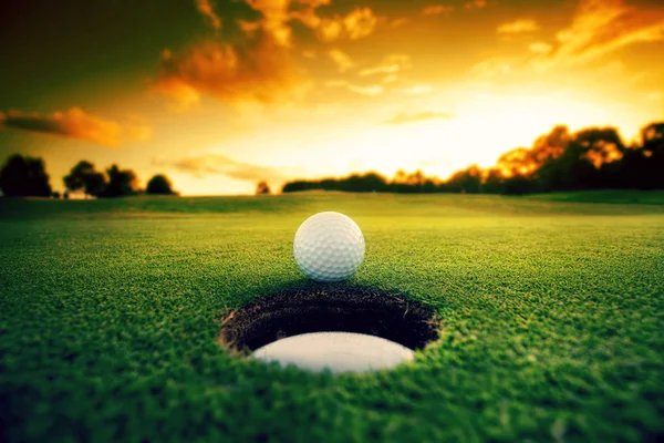 Мяч для гольфа около отверстия — стоковое фото