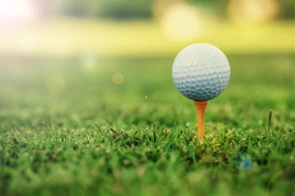 Мяч для гольфа на мишени — стоковое фото