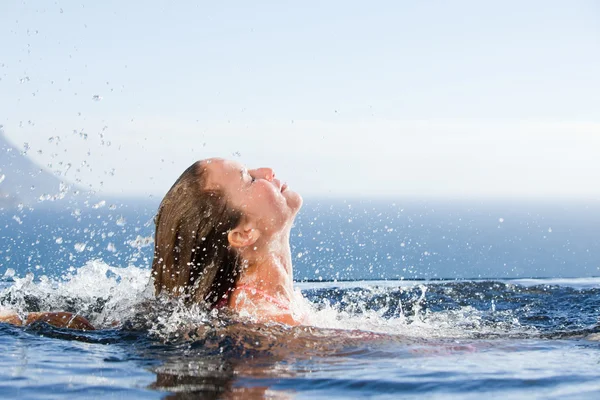 Великолепная женщина, повышение ее голову из воды — стоковое фото