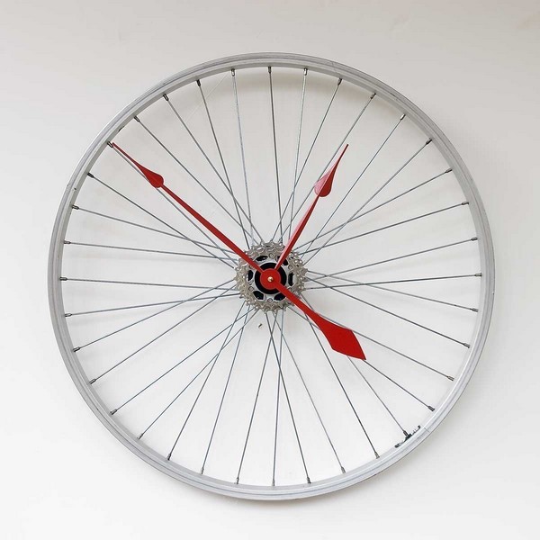 Оригинальные настенные часы из велосипедного колеса