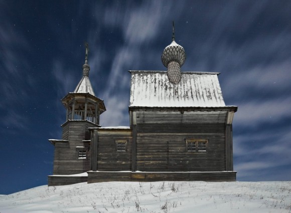 Часовня в Вершинино морозной ночью. Кенозерский парк. Автор: Андрей Кузин